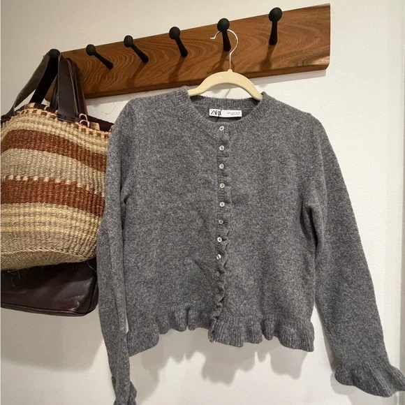 Zara Gray Crewneck Button-Front Scallop Hem Cardigan - Picture 6 of 6